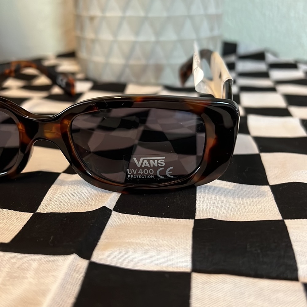 Vans Women’s Cheetah print UV400 protection sunglasses. NWT - Picture 2 of 8